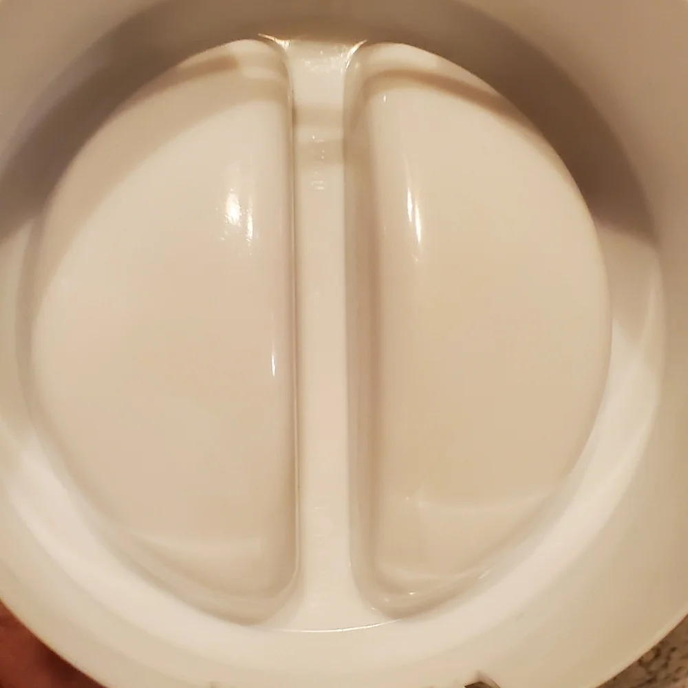 VINTAGE 1971 RUBBERMAID 2 1/4 QUART ALMOND PITCHER W/WHITE LID #2129